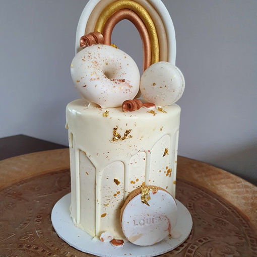 Afbeelding van Driptaart Regenboog afgewerking donuts,  macarons, schuimpjes, krulletjes