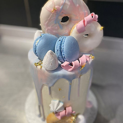 Afbeelding van Driptaart Baby afgewerking donut,  macarons, schuimpjes, krulletje.