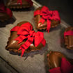 Afbeelding van Chocolade  hart dubbel gevuld met  bonbonnetjes met Marsepein Strik.