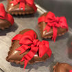 Afbeelding van Chocolade  hart dubbel gevuld met  bonbonnetjes met Marsepein Strik.