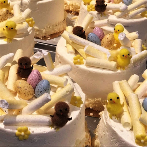 Afbeelding van Lente voorjaars taart met meringue en kuikentjes