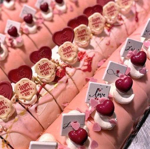 Afbeelding van Luxe Moederdag aardbeien marsepein gebak