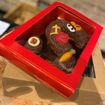 Afbeelding van Sintpakket  Zwijgend Pietje met Handgespoten Chocolade letter 24,72 excl. b.t.w.   (26,95 incl. b.t.w. )