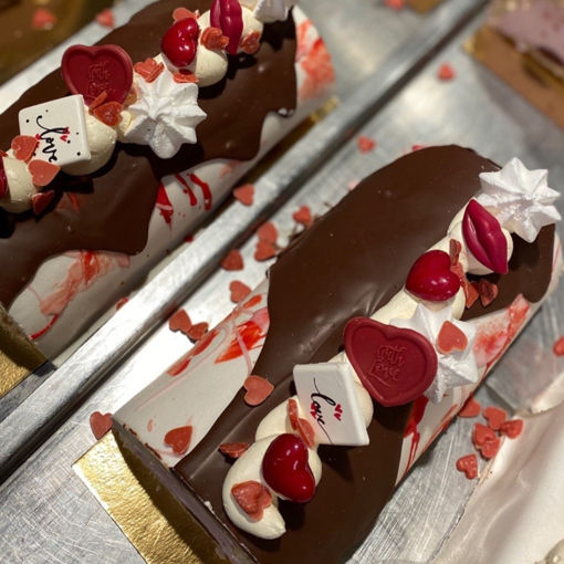 Afbeelding van Valentijns marsepein gebaksrol met een heerlijke vulling en chocolade