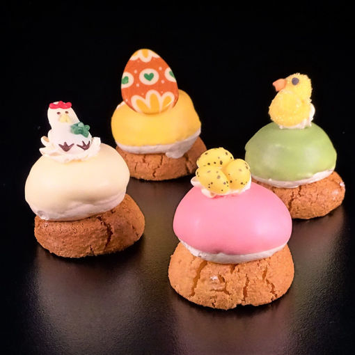 Afbeelding van 7 stuks opgemaakte lente amandelkoekje met franse creme opgespoten